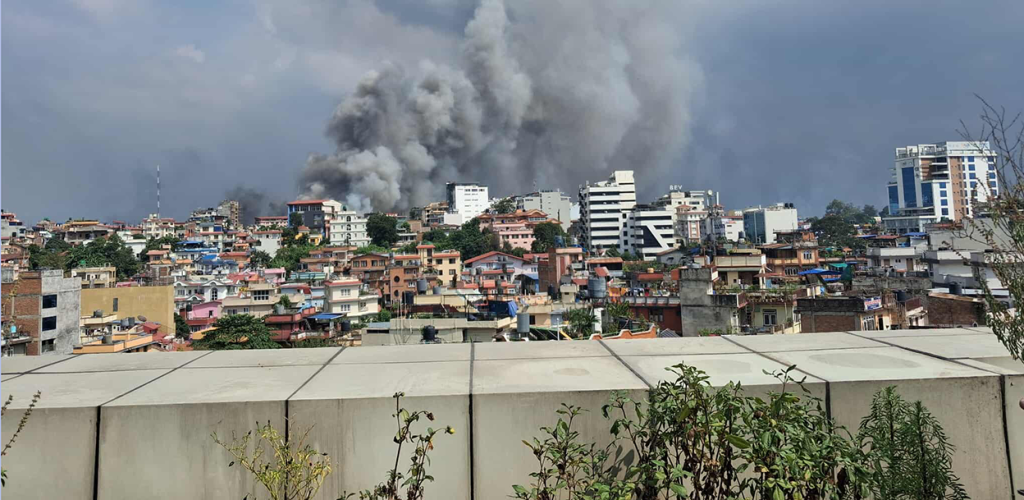प्रदर्शनकारीले लगाए संसद् भवनमा आगो